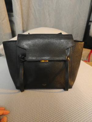 Handväska  - Handväska i äkta läder. Färg: svart.  Använd, zip på baksidan lite trög, men fortfarande i mycket gott skick. 