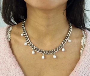 Silvrigt halsband med pärlor - Finns även i guldpläterad variant. Matchande örhängen finns i en separat annons   Material: Rostfritt stål Bredd: 9 mm Längd: 38–43 cm Nickelfria och handgjorda.  