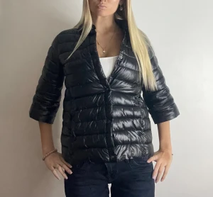 Svart Herno liknande jacka!  - FÖLJ FÖR LIKNANDE❤️ snygg Herno liknande jacka med trekvartsärm, knappar och krage! Går utmärkt att ha en tjocktröja under! Den är mycket varm och passar perfekt under vinter/tidig vår. Inga defekter, storlek S! Tryck köp nu! TK-0090