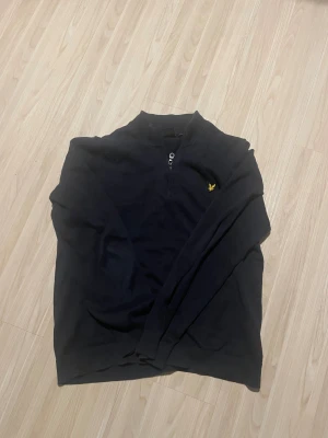 Lyle scott quarter zip - En mörk blå quarter zip perfect för en stilren outfitt under de lite kallare dagarna. Storlek 14-15 skulle säga pasaar bra runt 165 inga deffekter