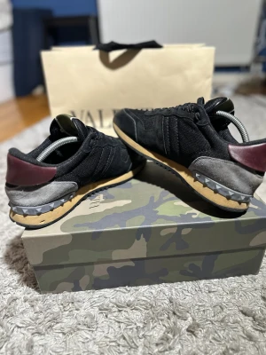 Valentino rockrunners - Svarta valentino rockrunners i nästan helt nytt skick. Storlek 42. De är svarta. Skorna är självklart äkta men box ingår inte men finns kvar så kan följa med vid förhandling