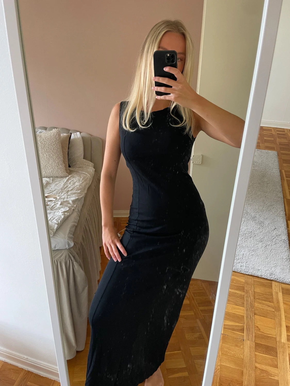 Svart långklänning med ärmlös design - 2