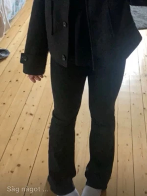 Svarta boutcut jeans  - Säljer ett par svarta butcut jeans dom är stershiga de är från Calzedonia tror jag betala 300 om inte mer är inte säker, dom sitter fint och är bra i längden är 169 och har inte använt dom mycket 3 gånger typ och har i storlek m och skulle säga dom kommer passa s och m🩷