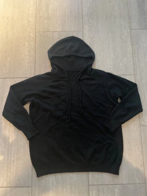 Svart stickad hoodie med huva - Säljer en sjukt snygg och trendig kashmir hoodie i färgen svart. Tröjan är XS och är extremt bra skick! Endast använd 2 gånger. Inga defekter alls. Alltså inga hål, smuts, nopprig, osv. Kontakta vid minsta intresse! Skickar samma dag eller dagen efter om köpet sker sent! 