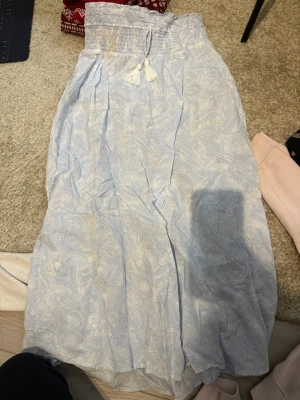 Blå kjol  - Super fin kjol som andvänts 1 gång. Super fin men tyvvär för liten 