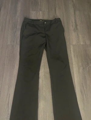 Lågmidjade kostymbyxor - Snygga lågmidjade kostymbyxor från bik bok. Andvända några gånger.storlek 34.💗 skriv  om du har någon fråga❤️❤️