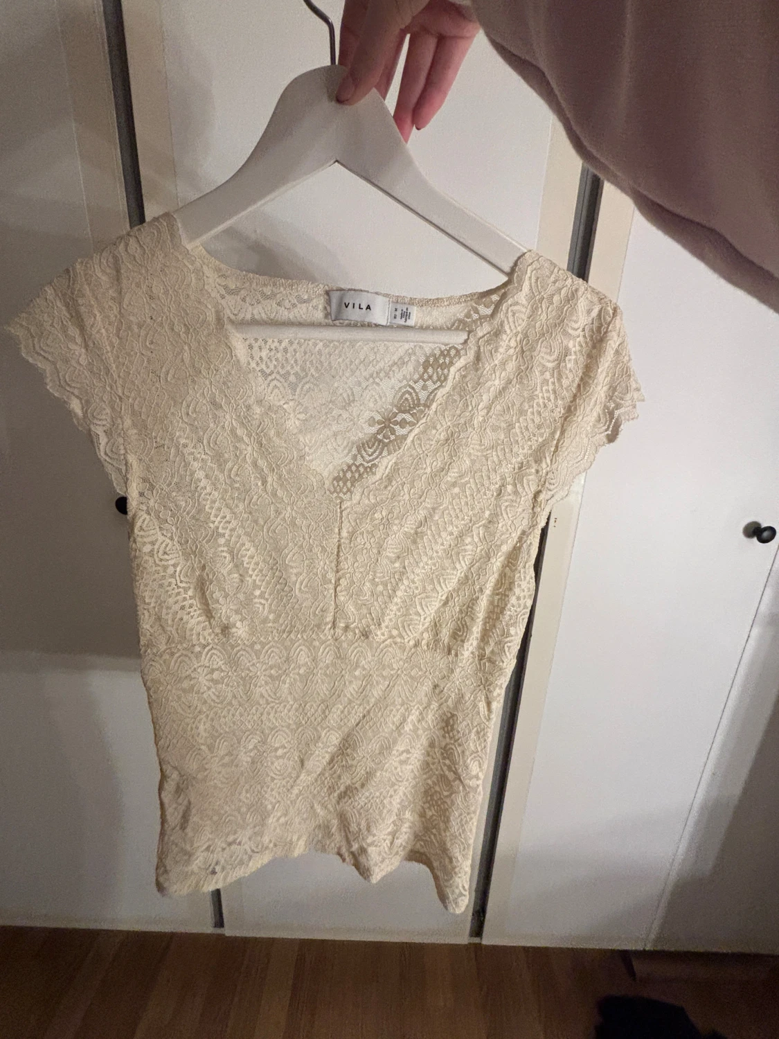 Beige spets topp från Vila 