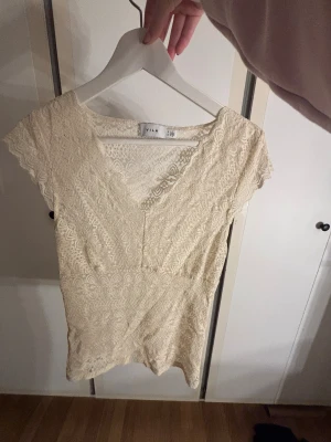 Beige spets topp från Vila  - Säljer denna superfina beigea spetstoppen ifrån vila❤️ den är använd ca 1 gång och i bra skicka, i storlek M❤️