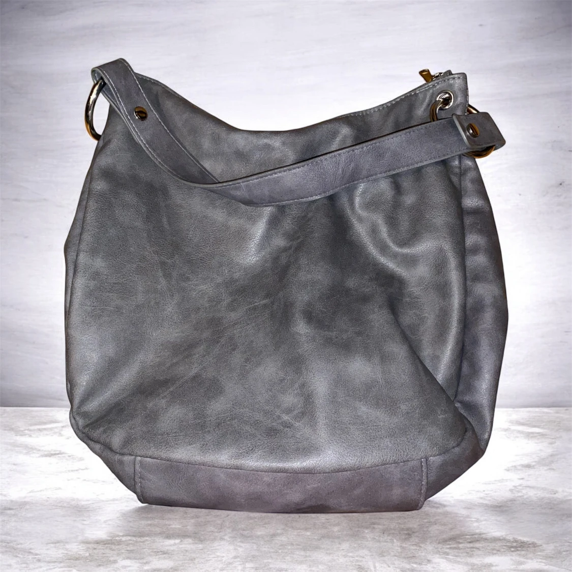 Grå axelväska i skinn
