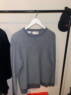 Blå stickad tröja från Selected Homme - Säljer en blåmelerad stickad tröja från Selected Homme. Tröjan har rund halsringning. Oanvänd!