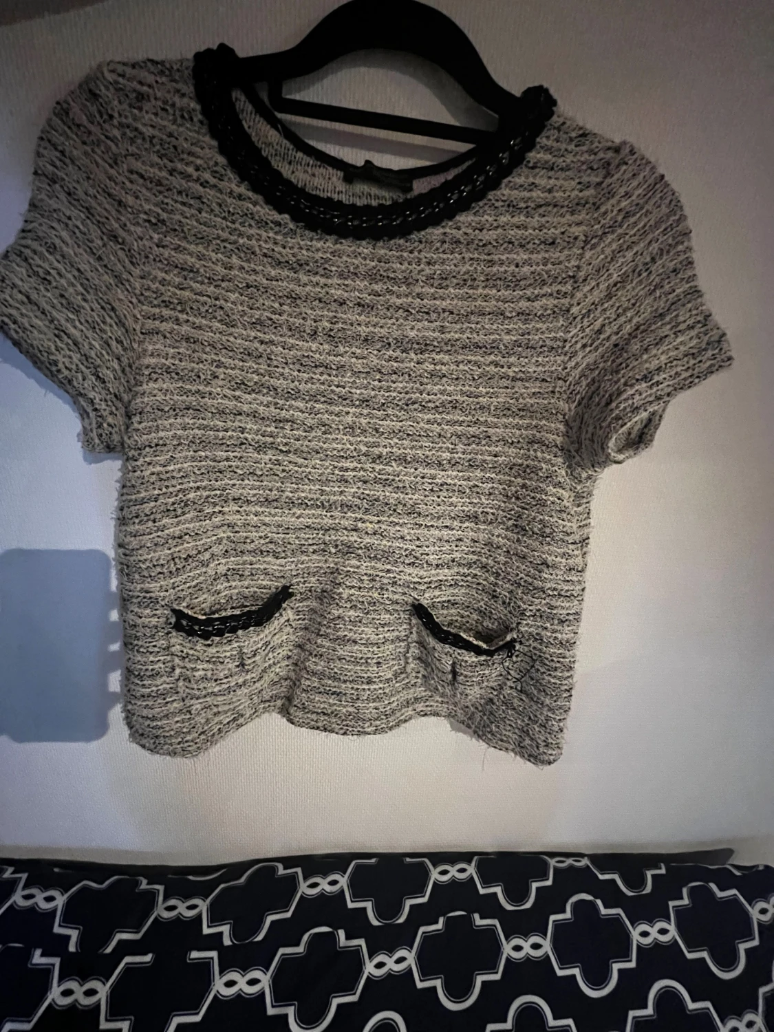 Grå stickad topp med kedjedetaljer