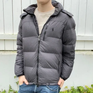 Ralph Lauren puffer jacka går  - Ralph Lauren puffer jacka går / dun jacka. Inga defekter! Hur najs som helst, en personlig favorit hos oss. Modellen är 180 cm 75 kg och bär S. Rekommenderar till ungefär 172-183. Kom med frågor 🌟sjävklart äkta 