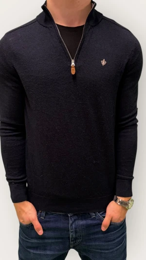 Morris Halfzip - Hej! Säljer denna väldigt populära och snygga Morris halfzip | Storlek: S | Skicket är mycket bra, inga tecken på användning | Modellen är 175 och väger 70kg | Pris kan diskuteras! | Hör av dig vid intresse eller minsta fundering!