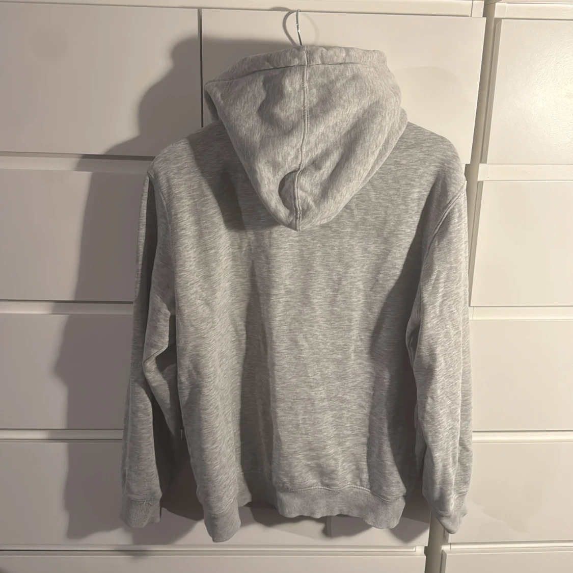 Grå hoodie från Weekday XS - 2
