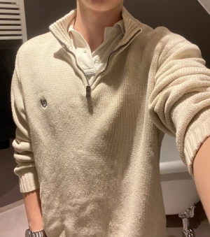 Beige  half zip-tröja från chaps by Ralph lauren - Säljer denna snygga beiga half zippen från chaps by Ralph lauren. Den är i storlek L och modellen i bilden är 183,74. Tröjan är jätteskön och är varm så är perfekt till nu på vintern.