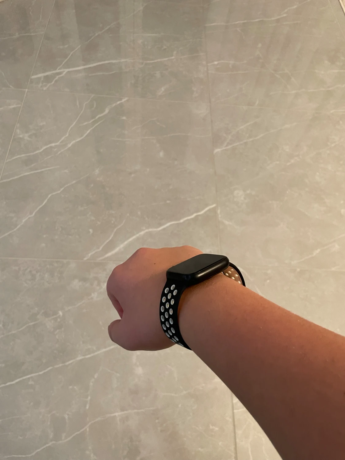 Apple Watch med svart/vitt sportarmband - 1