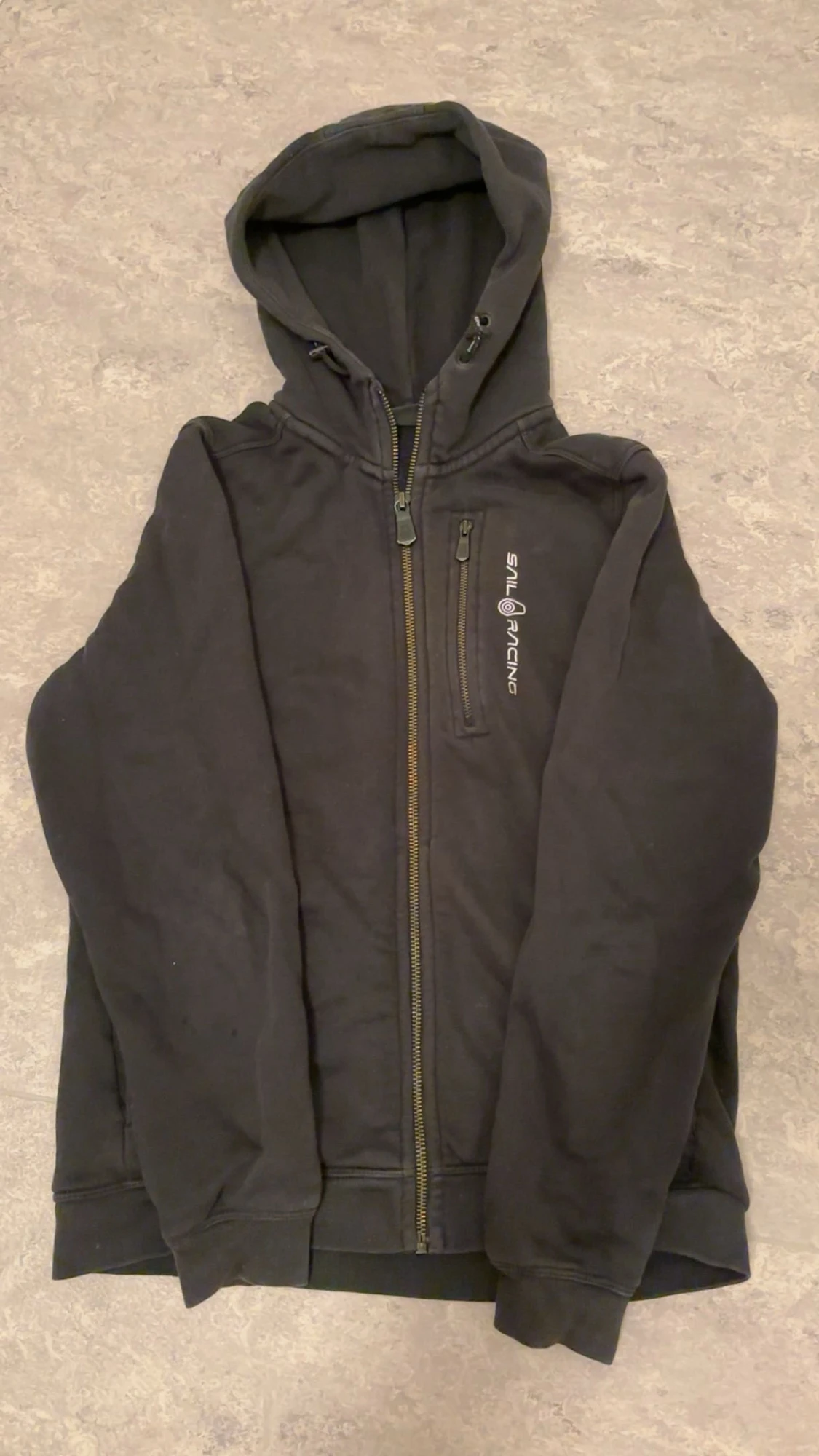 Svart hoodie från Sail Racing