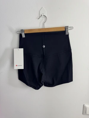 Lululemon align tränings shorts storlek 4  - Align shorts för träning/yoga/gym i storlek 4 från Lululemon. Storlek 4 motsvarar XS/S beroende på modell