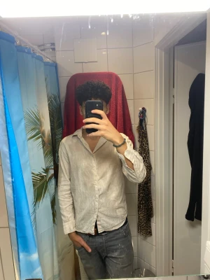 Linne skjorta - Säljer beige linneskjorta från uniqlo|                Storlek Xs men sitter som S, orginalpris 599kr. Modellen är 181cm och väger 71kg