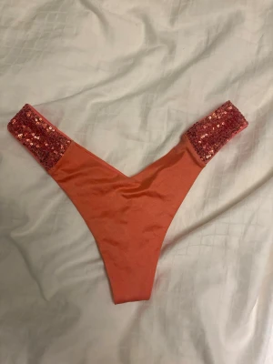 Rosa glittrig bikiniunderdel från calzedonia - Snygg rosa bikiniunderdel från Calzedonia med band dekorerade med glittriga paljetter i rosa. Perfekt för dig som vill sticka ut på stranden eller vid poolen. Materialet är stretchigt och bekvämt. Aldrig använda. Bilden missvisar färgen något💗