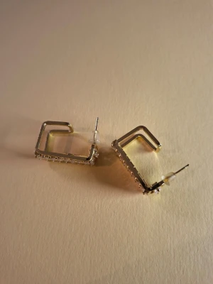 Guldiga fyrkantiga örhängen med stenar - Fler fina accessoarer finns på min profil 💍  More exquisite accessories on my profile listings.