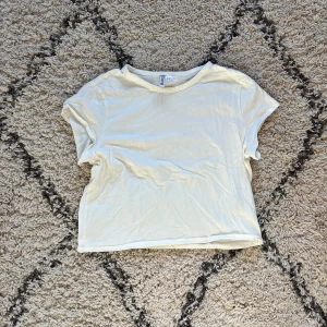 Crop top - Vit croptop från H&M!!