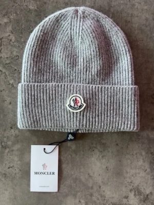 Moncler mössa  - Helt ny moncler mössa!!!                                                  Skriv om du har några frågor eller om du vill ha fler bilder.                                                                                   Pris kan diskuteras.