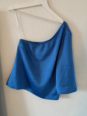 Blå oneshoulder topp från Object - Blå topp i strl XS som ej kommer till användning längre! Passar även S! Tryck gärna på köp nu!💋