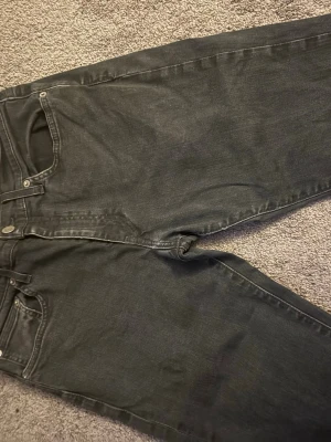 Levis byxor - Tjena säljer mina levis byxor dem har blivit för små nu och används inte mer. Storleken vet jag inte fast passar 160-175 skulle jah kunna tro