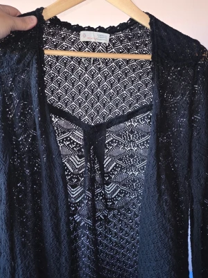 Odd Molly kofta - Säljer en svart kofta från Odd Molly. Koftan har långa ärmar och en lätt transparent look som ger en cool vibe. Perfekt att styla lager på lager eller över ett linne. Storlek 0 motsvarar XS.