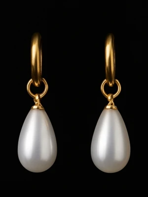 Guldörhängen med droppformade pärlor - Snygga örhängen i guldfärgad metall med stora, droppformade vita pärlor. Klassisk design som ger en elegant touch till din stil. Perfekta för dig som gillar tidlösa accessoarer med en modern twist.