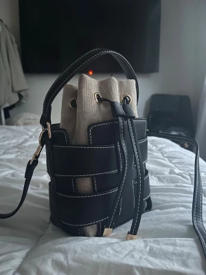 Svart bucket väska HM - Nyskick💗