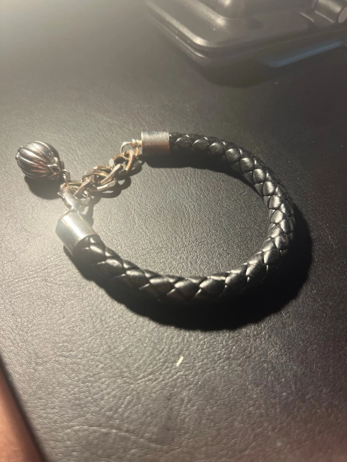 Svart flätat läderarmband med berlock