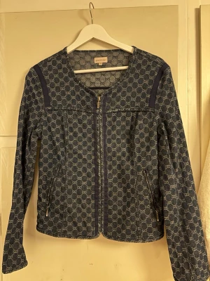 Mönstrad jeansjacka från Shimra - Snygg jeansjacka från Shimra i mörkblå denim. 
