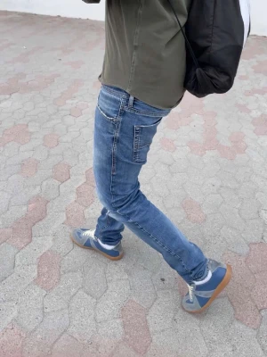 Diesel jeans - Säljer ett par diesel jeans i fint skick passformen är slim fit, skicka prisförslag och frågor!