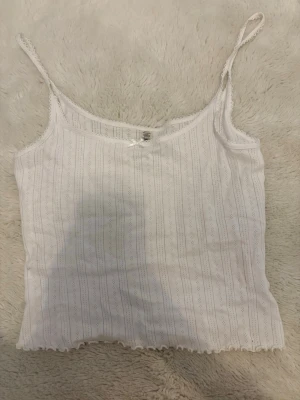 Vit ribbad spetslinne med rosett - Jättegulligt sovlinne från lindex, aldrig använd!