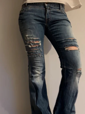 Croked jeans - Jeans, 27, midjemått rakt över: 36 Innerbenslängd: 76. Hör av er vid frågor💕 inga defekter vad vi sett.
