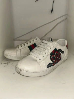 Ace’s snake 38 - Feta Ace’s i storlek ca 38 Köptes i en second hand affär därför vet jag inte exakt men inner sulans mått finns på sista bilden om man undrar. Skorna är riktigt feta och i ett helt okej skick.            Eftersom jag köpte dem på en second hand   butik kan jag tyvärr inte bekräfta äkthet tyvärr…pris kan diskuteras😀.                                                    En kille sa att det inte var org1nal men vet inte kolla själv innan ni köper! 