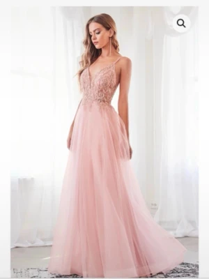 Lång rosa balklänning med spetsdetaljer - super fin långklänning i ljusrosa med tunna axelband och v-ringning! underkjolen är i satin med 3 lager tyll över🙌🏻 hade denna på 9ans bal vilket var perfekt!😜endast använd två gånger men då jag är kort är den lite upplagd. dock kan man sy ner översta lagret tyll. designad av ladivine men såld från linelli!           nypris: 3900kr❣️