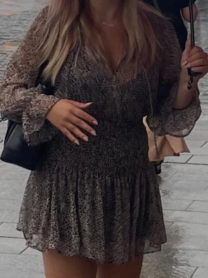 Zara klänning  - Säljer denna fina mönstrade klänning från Zara💛💛 I bra skick, lägg gärna prisförslag 