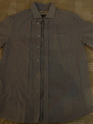 Rutig skjorta från Hampton Republic - Klassisk rutig skjorta från Hampton Republic i vitt och blått. Skjortan har krage, knäppning framtill och korta ärmar. Perfekt för en stilren look och tillverkad i mjuk bomull.