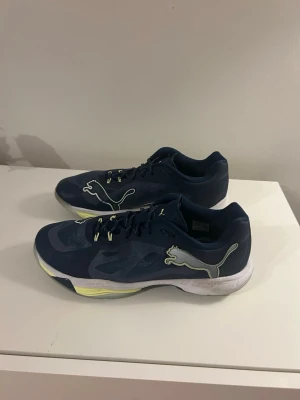 Handbollsskor från Puma - Snygga mörkblå handbollskor från Puma! Dem heter Puma Vantage, perfekt för både handboll och innebandy, andvända ungefär 5 gånger!