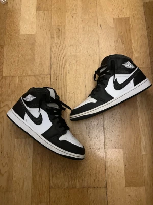 Svarta och vita Air Jordan 1 Mid - Snygga Air Jordan 1 Mid. Säljer för dem är för små. Utan låda