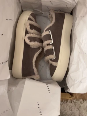 Grå Inuikii  - Fina skor från inuikii. Endast använda en gång men inget som syns. De är i storlek 37 men skulle även säga att de passar för storlek 38💕