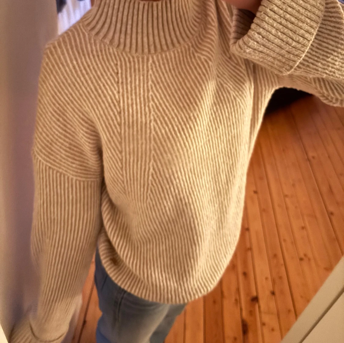 Beige ribbstickad polotröja - 2