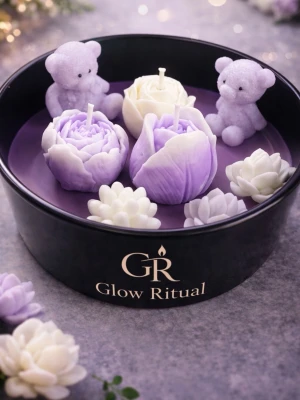 💜 Handgjort ljusset i lila & vitt – blommor och nallar i elegant skål 💜 - Handgjort doftljusset i lila och vitt med blommor och små nallar i svart skål. Perfekt som present eller dekoration i hemmet. • Vikt: ca 500 g sojavax • Brinntid: ca 30–35 timmar • Färger: lila och vit • Handgjord – varje set är unikt • Skick: Ny Passar till födelsedag, Alla hjärtans dag, dop, babyshower eller som inredningsdetalj. 