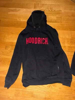 Svart hoodie från Hoodrich - Clean hoodie i bra skick i storlek M