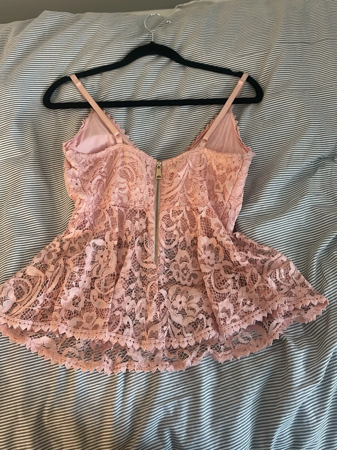 Rosa spetslinne med volang - 1