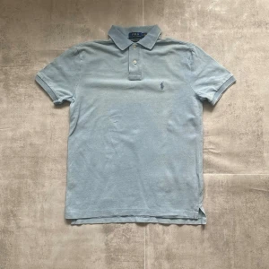 Ljusblå Polo Ralph Lauren pike  - Jag Säljer en fet pike från Polo Ralph Lauren| skicket på tröjan är bra 8/10 | storlek s | ny pris 2000: mitt pris är 349 | skriv vid frågor och funderingar      