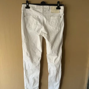 Vita Jacob cohen jeans - Schyssta vita Jacob cohen jean, storlek 30. De är extremt sköna och väldigt stiliga.  